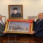 Başkan Kutlu, Başbakan Yıldırım’a ‘Mescid- Aksa’ Tablosu Hediye Etti