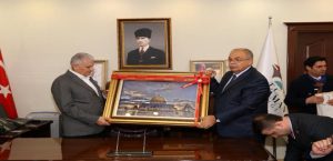 Başkan Kutlu, Başbakan Yıldırım’a ‘Mescid- Aksa’ Tablosu Hediye Etti