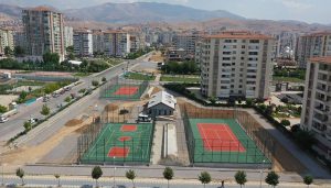 Başkan Çınar, Çilesiz Mahallesinde Yapımı Süren Spor Tesislerini İnceledi