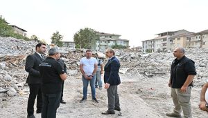 Vali Seddar Yavuz, Yıkım Süreci Devam Eden Binaların Olduğu Alanlarda İncelemelerde Bulundu.
