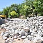 Yeşilyurt Belediyesi, Şahnahan’da Yol Güvenliği İçin Taş Duvar Çalışması Yapıyor