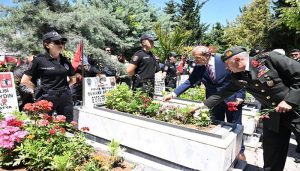 Vali Yavuz, Arefe Günü Şehitliğimizi Ziyaret Ederek Şehit Aileleriyle Bir Araya Geldi