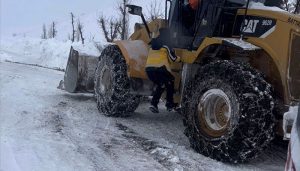 Battalgazi Belediyesi Ekipleri Sağlık Çalışanlarını İş Makinesiyle Hastaya Ulaştırdı