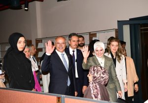 Bakan’dan Şehir Kütüphanesi’ne övgü