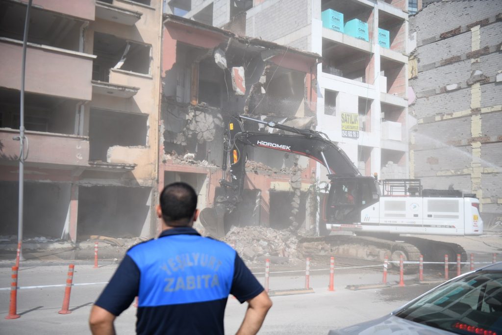 Yeşilyurt belediyesi’nden metruk yapılara kararlı müdahale!