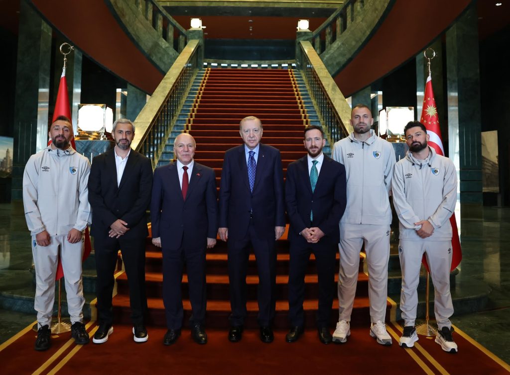 Cumhurbaşkanı Erdoğan, Erzurumspor Heyetini Kabul Etti