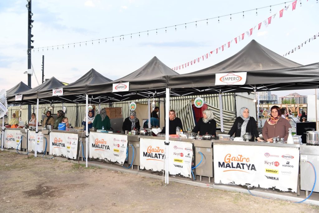 100. Yıl Parkı Gastronomi & Kültür Sokağı İle Yüzbinleri Ağırladı