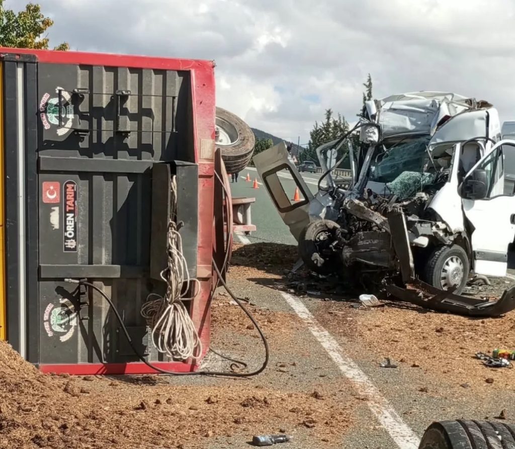 Elazığ-Malatya Yolunda Minibüs Traktöre Çarptı: 1 Yaralı