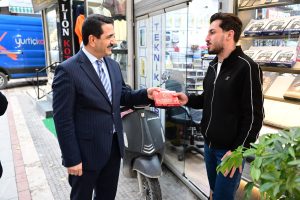 Başkan Taşkın Vatandaşlara Türk Bayrağı Hediye Etti